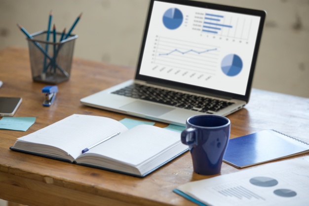 Brave new workplace portatil con graficos en un escritorio 1218 558