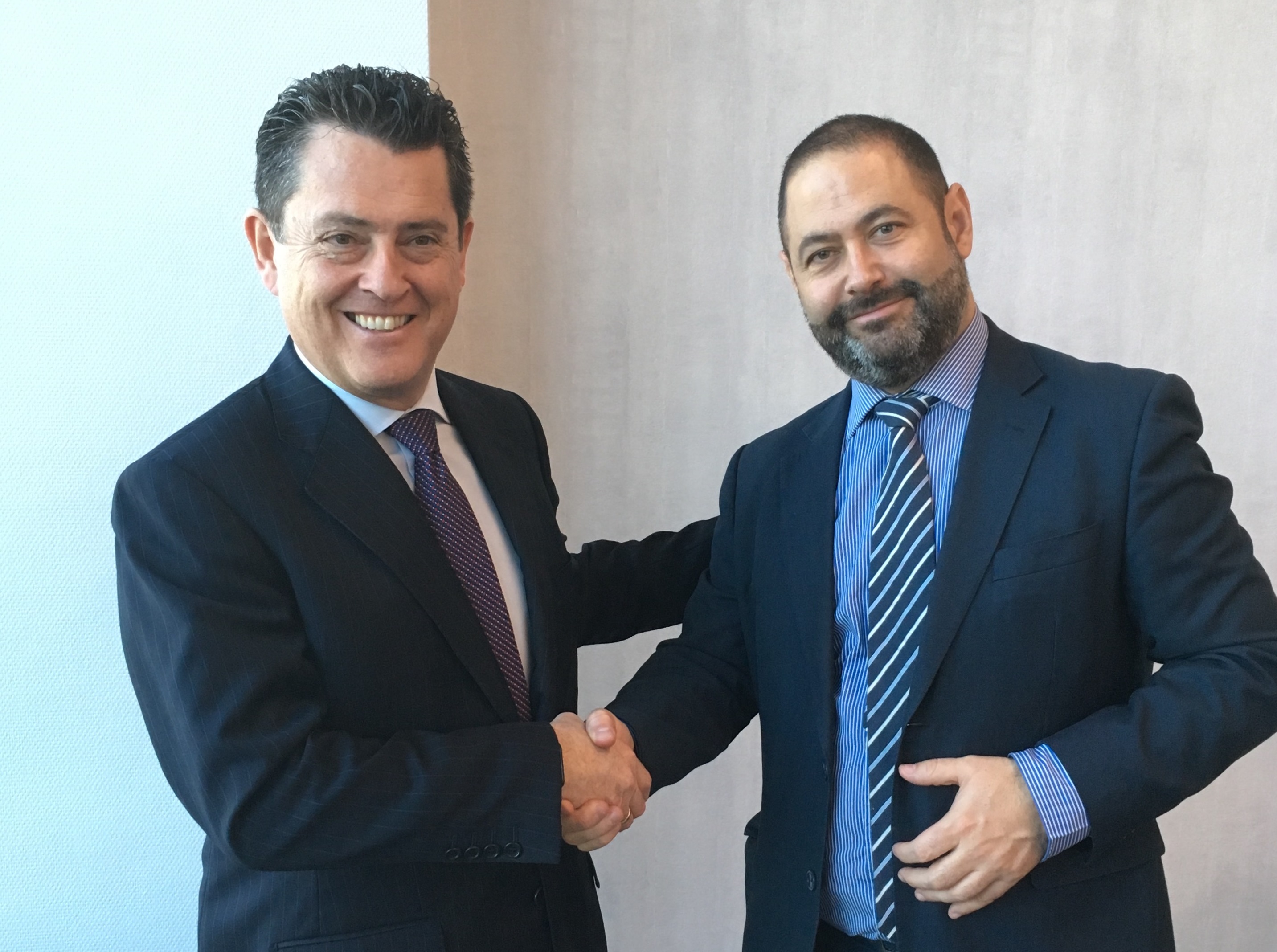DCH apuesta por el Bienestar de las personas en las empresas con la firma de un acuerdo de colaboración con PRLInnovación FOTO FIRMA ACUERDO copia